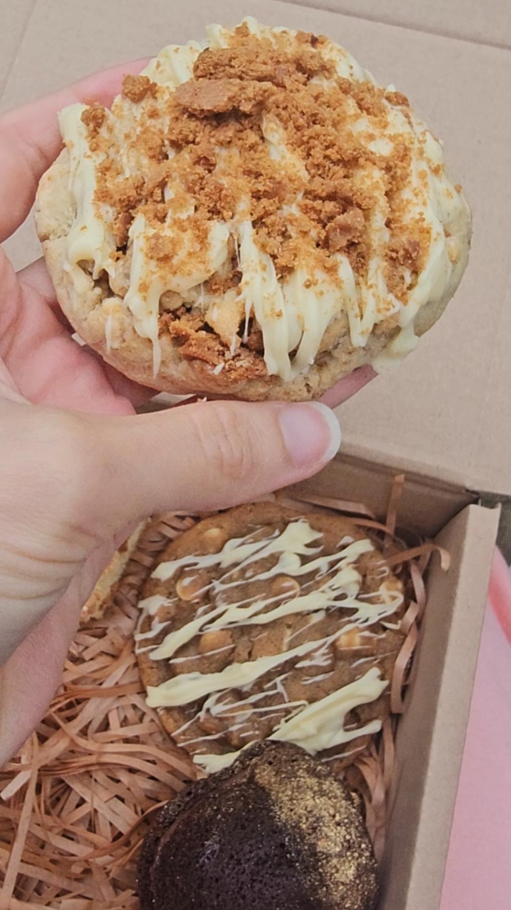 This year was my first time making (or even eating) pumpkin cake and I instantly loved it! I've also just started making stuffed cookies, so naturally I decided to combine the two 🎃🍪 with the additional of white chocolate and speculoos cookies 😍 #cakeycookie #cakestuffedcookie #cookies #cookiesoftiktok #bakersoftiktok #pumpkincake #stuffedcookie #stuffedcookies #postaltreats #postalcookies #postalbakes #whitechocolate #Foodie #wonderlandbakes 