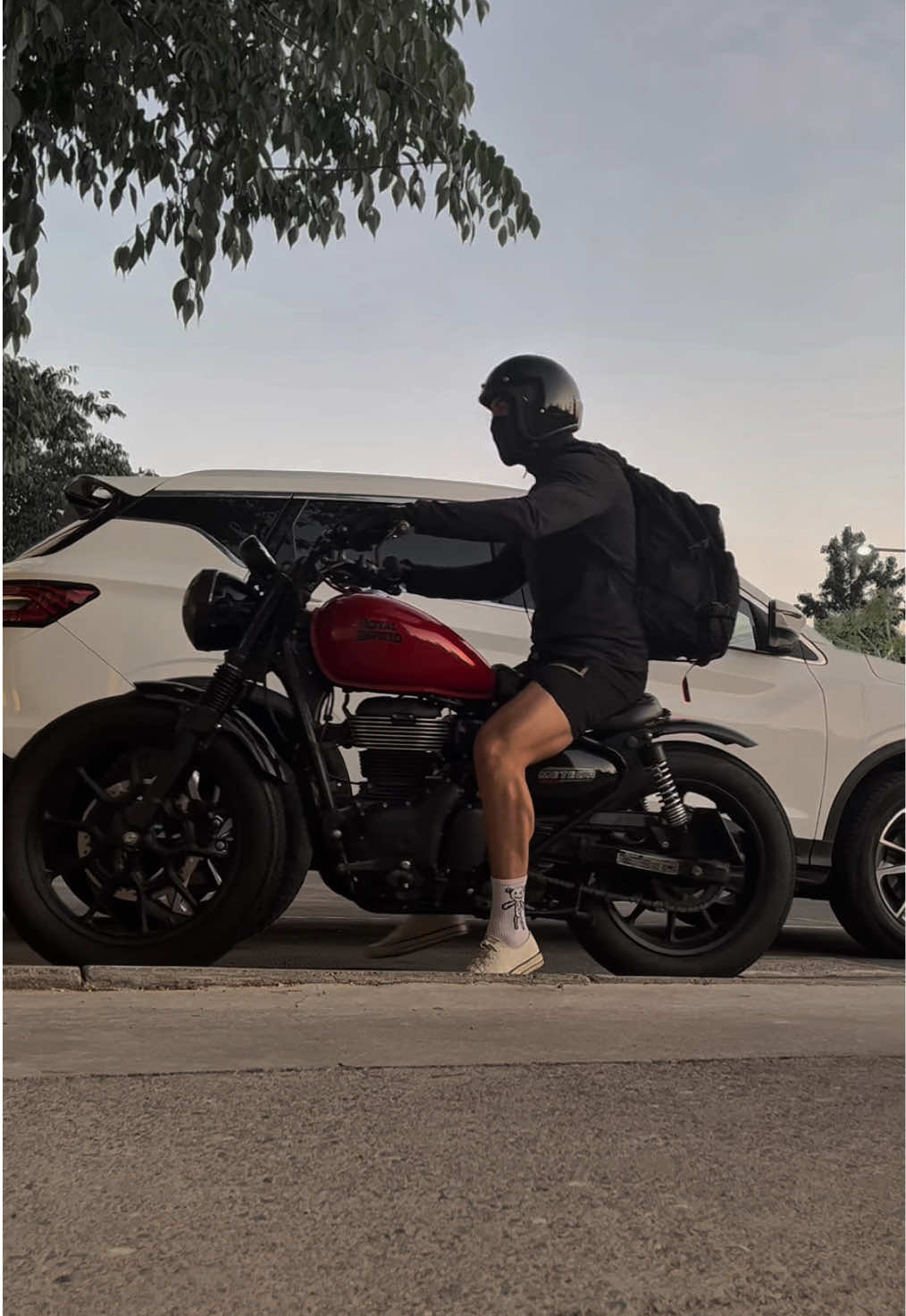 It’s ride o’clock somewhere🤟🏼 #motorcycle #Lifestyle #royalenfield #meteor350 #custom #motorbike #motolife #motivation #bobber #motorcycles #ride #motos #motivacion #fyp #motocustom #gentleman #menstyle #chile🇨🇱 