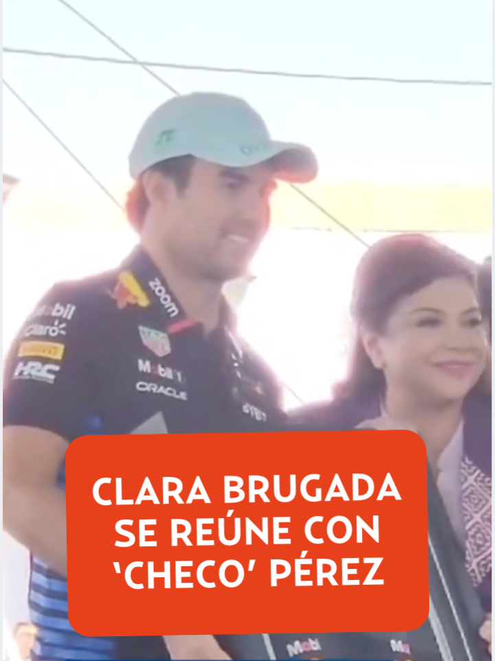 #ChecoPérezle entregó un presente a #ClaraBrugadaen la inauguración del pabellón previo al #GranPremio de la CDMX. #ElHeraldoDeMéxico 📹: Emilio Pineres.