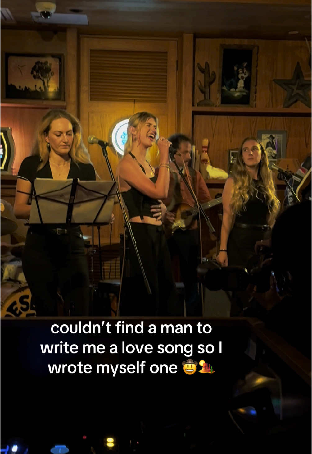 this one’s out everywhere btw 🏜️ it’s called “‘til my last breath”🫂 have you streamed the ep yet? #country #releaseradar #behindthesong #livemusic 