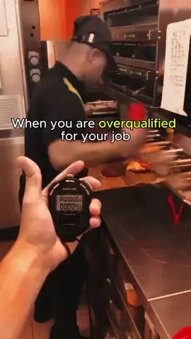 burger king 👑 🍔 worker makes a whopper burger in a breaking record. Enjoy ! #fast #skills #fastworkers #burgerking #viralvideo #fastfood #skilledworker 
