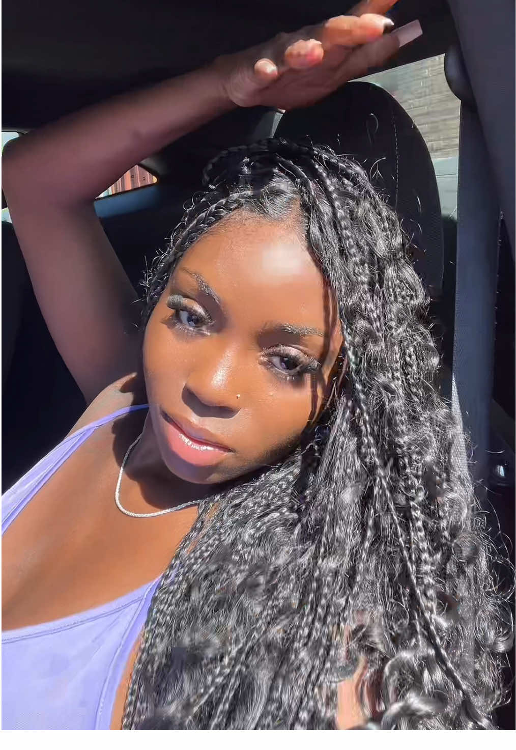 Fresh braids within minutes 😍😱 @Fabelle Wig  ➜ Hair Info: 32 inch Boho Triangle Knotless Braided Full Lace Wig Use code: ORIANA20 to save 20% LINK IN BIO 😍😍 . . . . . . #fabelle #fabellehair #32inches #knotless #knotlessbraids #knotlessboxbraids #knotlessbraid #curly #curlyhair #curlyhairtutorial #lace #lacewig #wig #wiginstall #install #installs #wigs #wiginstalls 