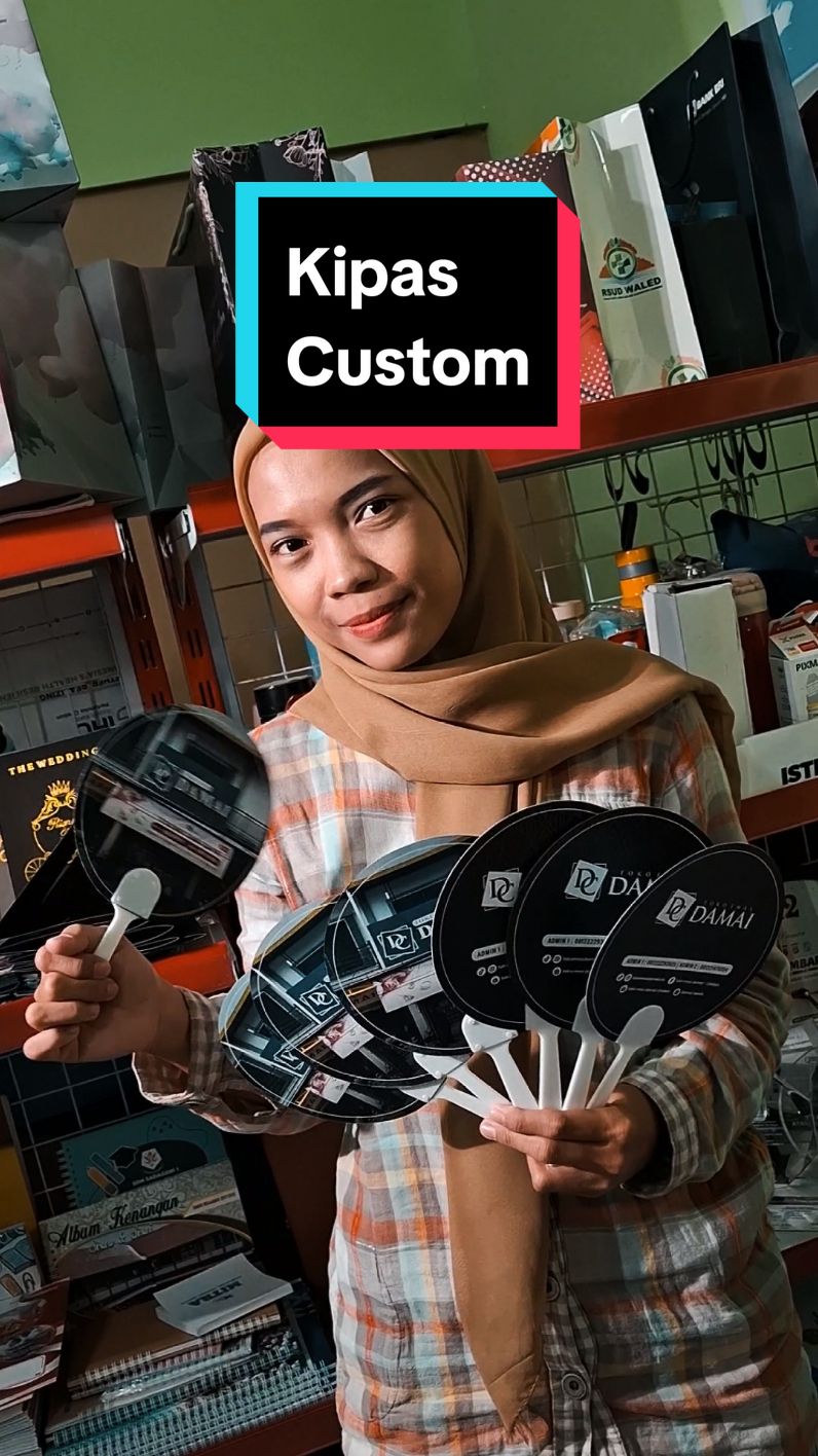 💨 Cetak Kipas Custom untuk Eventmu! 💨 Butuh media promosi yang unik dan bermanfaat? Cetak kipas custom di Teguh Gemilang! Cocok untuk berbagai event seperti pernikahan, seminar, atau promosi bisnismu. Desain sesuai keinginanmu dan kami akan cetak dengan hasil maksimal! 🌟 Keunggulan Kipas Custom di Teguh Gemilang: ✅ Desain full-color yang menarik ✅ Material berkualitas, tahan lama ✅ Dijamin, kipas ini nggak cuma keren dipakai, tapi juga bisa jadi media promosi efektif! 🔥 📞 Hubungi kami sekarang untuk info lebih lanjut dan buat kipas custom untuk eventmu selanjutnya! bit.ly/tggemilang #fyp #fypシ #fypviral #cetakundanganmurah #cetakundanganmurahcirebon #cetakundanganpernikahan #undangansoftcover #cetakundangankhitan #cetakkartumypertamina #cetakidcard #kartumypertamina #cetakkartucepat #cetakkartumurah #cetakkalendercepat #percetakanmurahcirebon #percetakansatuatap #cetakbrosur #cetakyasin #cetakspanduk #cetakxbanner #cetakpaperbag #grafirtumbler #cetakmedali #kipaskece #kipasglossy #kipasdoff #kipascustom #cetakkipascepat #cetakkipasmurah #cetakkipascustom 