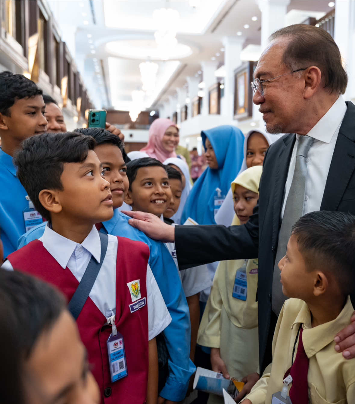 Sempat melayani anak-anak dari SK Selama, Kedah yang kebetulan melawat parlimen semalam.