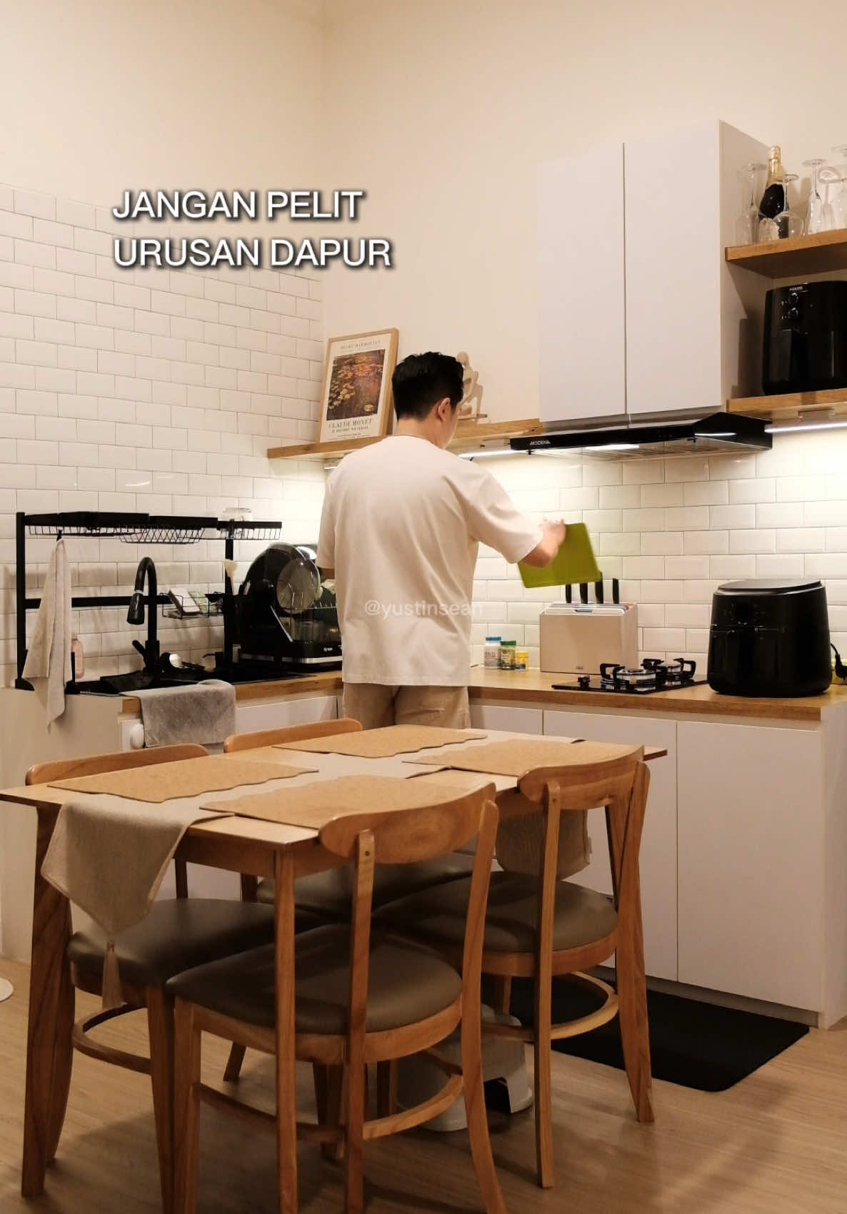 jadi mending beli murah cepet rusak atau yg lebih awet? hahahah pasti sama kan mau beli barang awet, pengalaman ku sih puas pake Airfryer merk Philips ✨ ini model terbaru yg ada jendela tranpasaran catet nih : Philips Airfryer tipe NA230/00  rekomendasi lainnya cek #rumahyustin 🏠  @Philips Home Appliances  #airfryer