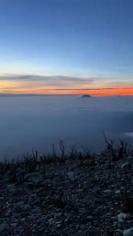 “Sesekali kita perlu menepi untuk sejenak menyepi ,ke sebuah tempat yang sunyi menemukan tempat yang damai” #mountain #fyp #pendkaiindonesia #gunungsindoro 