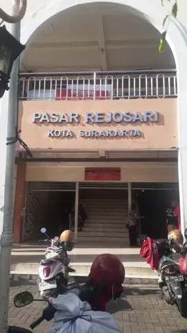 unjungi Pasar Rejosari Teguh Prakosa dan Bambang Nugroho, berjemu warga pasar yang antusias menyatakan duukungan dan berbagi semangat memenangkan nomor 1 pada 27 November nanti #teguhprakosa #bambanggage #letsguhgage #pdipsolo #kawansuluhperjuangan #teguhprakosa #bambanggage