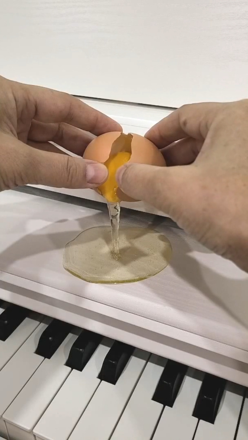 3D pen_Making flowing Egg / 흐르는 계란 만들기 [Making flowing Egg with 3D pen] Hello. I made flowing egg. This is great for some light pranks. I hope you enjoy it. Thank you :) [3D펜으로 깨진 달걀 폰거치대 만들기] 안녕하세요 쓰도사입니다. 이번엔 흐르는 계란 모형을 만들어보았습니다. 장식으로 두어도 좋고 가벼운 장난 치기에도 좋습니다. 재미있게 봐주세요. 감사합니다 :) □Music provided by Bgm President □Track : Amazing Mario - https://youtu.be/-WUDCtUm7II #3dpen #3dpencrafts #3dpenart #3d펜 #3dpencreation #fakefood #fakefoodart #음식모형 #egg #eggmodel #계란 #kitchendecor #homedecor #making #make #만들기 