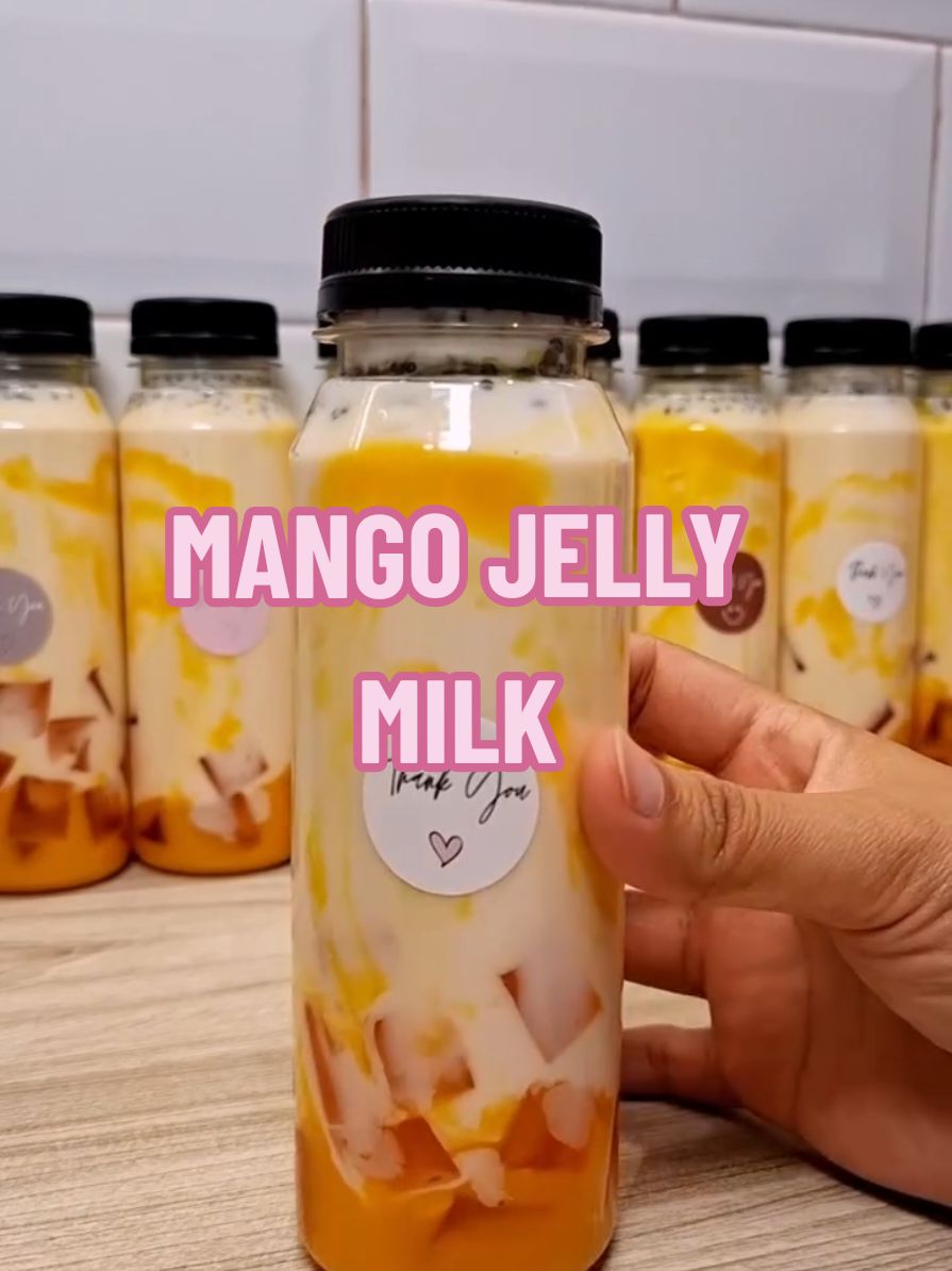 Ide jualan lagi nih buuun... Kalau sebelumnya bikin Puding Sedot Strawberry Cheesemilk... Kali ini biiin #mangojellymilk  Masing-masing rasanya berbeda, Jadi cocok bgt buat varian jualan 🤑 MANGO JELLY MILK  By : @cindrasmara  Bahan Mangga : 2 bh mangga ukuran sedang  Di blender hingga halus. (Tanpa campuran air atau susu, pure buah mangga) Bahan Jelly : 1 sachet nutrijell mangga 200 gr gula pasir 700 ml air Bahan Milk : 1000 ml UHT 380 ml susu evaporasi 3-4 centong kental manis Chia seed/biji selasih (rendam dengan air) How to : 1. Masak jelly sesuai petunjuk. Cetak ke wadah lebar. Dinginkan lalu potong dadu. 2. Dalam wadah besar masukan UHT, evaporasi, dan kental manis. Aduk rata (koreksi rasa) jika kurang manis bisa tambahkan kental manis. 3. Siapkan puree mangga dan biji selasih 4. Masukan 2 sdt puree mangga ke dalam botol lalu oles-oles di dinding botol.  Masukan 2 sdm jelly mangga, 1 sdt chia seed dan susu sampai penuh.  5. Tutup rapat botol, tambahkan stiker. 6. Simpan ke dalam kulkas. Total : 8 botol (sesuai takaran susu) Thx u! 🤗 #mangojellymilk #idejualan #idejualanminuman #jualanminuman #minumanmangga #olahanmangga #ideolahanmangga #musimmangga #resepcindrasmara #berbagiresep #resepjualanminuman #resepmangojellymilk 