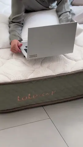 Setuju ngga, ketemu kasur yang nyaman itu seperti ketemu Jodoh yang tepat? sekarang sudah nggak ada lagi drama susah tidur karena kasur yang kurang nyaman, semenjak aku ganti kasur dirumah dengan Yama Classic dari @totebed , bahan nya lembut dan nyaman, bikin tidur nyenyak semalaman😍 sleep effortlessly with totebed #AntiLelah #RechargeEffortlessly #sleepeffortlessly @Tote Bed 