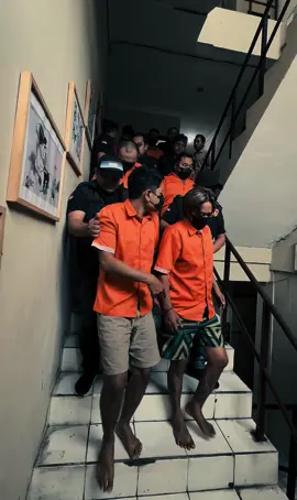 Team RESMOB POLRES GIANYAR berhasil mengamankan pelaku pengeroyokan buruh yang mengakibatkan buruh berinisial DK tewas yang terjadi di Banjar Angkling,Desa Bakbakan Gianyar.Dari hasil lidik yang di lakukan Team Resmob berhasil mengamankan 10 pelaku yang menyebabkan korban meninggal dunia.Dan Team Resmob juga mengamankan 1 pelaku yang memposting pertama kali vidio berkonotasikan SARA juga berhasil di amankan Team Resmob yang memicu kemarahan masyarakat yang menyebabkan korban meninggal dunia.Dan dari hasil Intogasi pelaku yang menyebarkan vidio pertama kalinya bahwa korban yang meninggal dunia tidak tau menau masalah postingan tersebut,pelaku mengambil vidio tersebut di akun Wa korban dan langsung mengedit vidio tersebut yang berkonotasi tulisan SARA DAN KEBENCIAN yang menyebabkan salah sasaran yang di lakukan oleh masyarakat.#polresgianyar #poldabali #resmobgianyar #reskrim #polri #polisiindonesia #fypシ #fyp #fyppppppppppppppppppppppp 