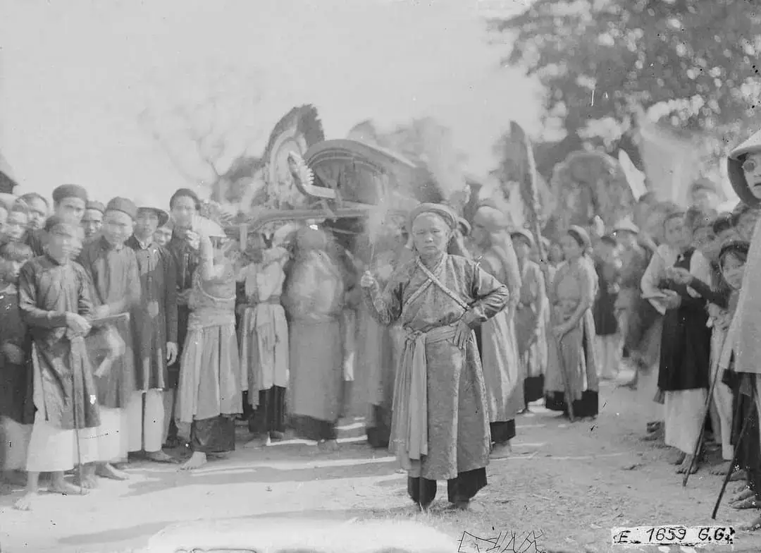 Lễ hội đền Sòng Sơn, Thanh Hóa năm 1920. Đền Sòng Sơn nổi tiếng trong dân gian với câu ca “Đền Sòng thiêng nhất xứ Thanh”. Đền Sòng Sơn thờ Thánh Mẫu Liễu Hạnh là một trong 