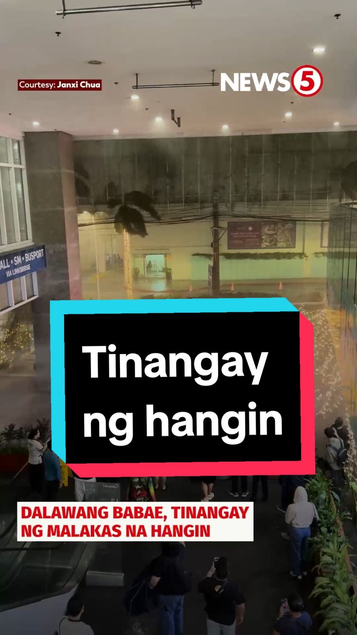 Tinangay ng malakas na hangin ang dalawang babae naglalakad sa Cyberpark 1, Araneta City sa Cubao, Quezon City noong Huwebes, Oct. 24. Kuwento ng uploader na si Janxi Chua sa News5, kinukuhanan lamang niya ng video ang sitwasyon dahil sa lakas ng hangin at ulan nang biglang nahagip niya ang pagtangay ng malakas na hangin sa dalawang babaeng patawid sa kalsada. Agad naman umanong natulungan ang dalawang babae ng mga guard na naka-duty sa establisimyento. #News5 