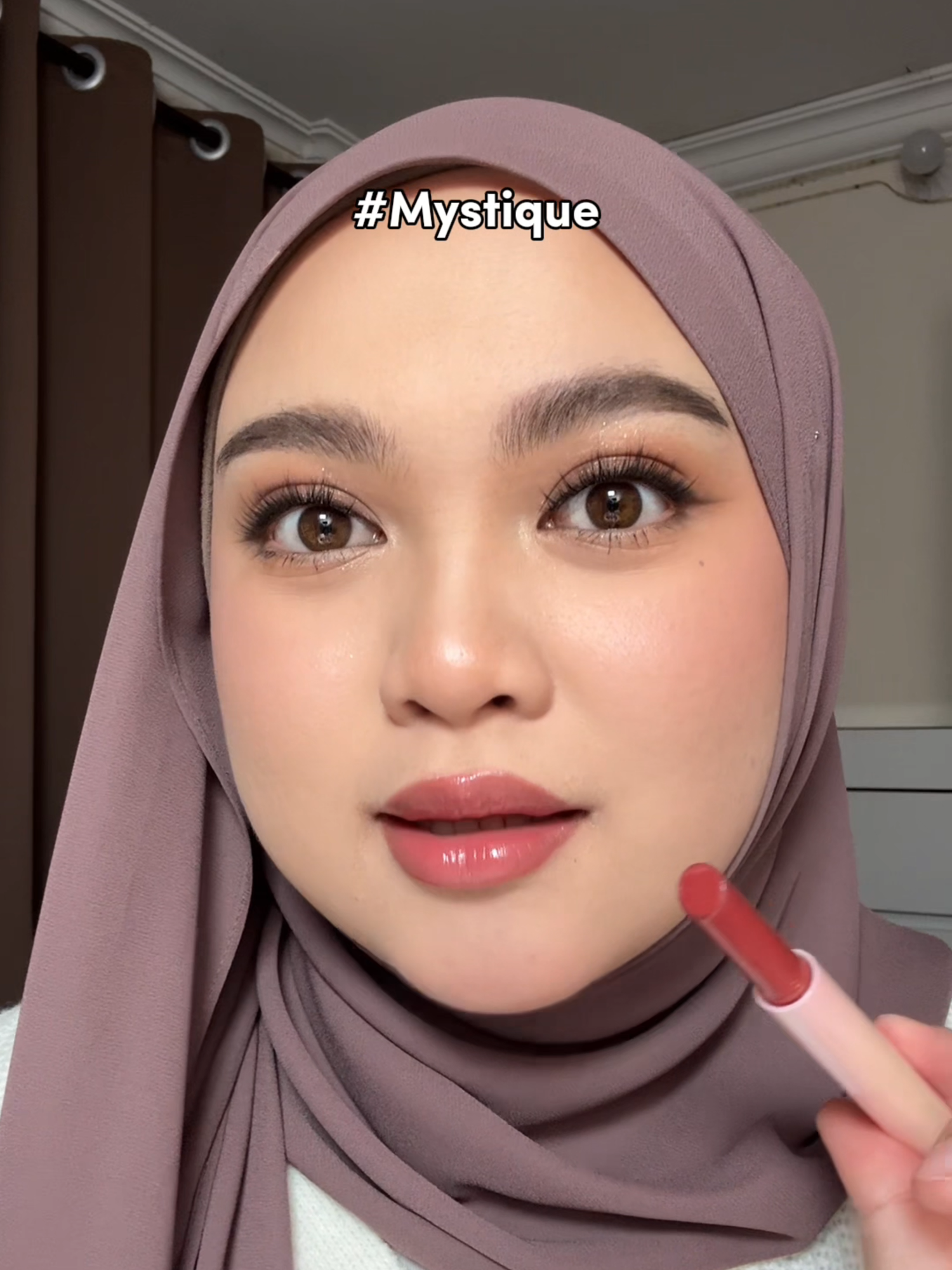 𝐈𝐍𝟐𝐈𝐓 𝐂𝐥𝐢𝐜𝐤 𝐂𝐥𝐢𝐜𝐤 𝐆𝐥𝐚𝐬𝐬 𝐋𝐢𝐩 💋 This little beauty clicks right into place with a sheer, glossy finish that keeps your lips feeling soft, hydrated, and oh-so-kissable all day. For those who love that just-right, fresh look, it's the ultimate go-to! Whether you’re running errands or going out for a night with friends, Click Click adds that extra touch of natural shine. 💄🌟 Grab yours today and click your way to gorgeous, glossy lips! . #IN2IT #IN2ITMalaysia #IN2ITCosmeticsMY #IN2ITMY #IN2ITClickClickGlassLip #ClickClickGlassLip #IN2ITNewArrival #GlossyLips