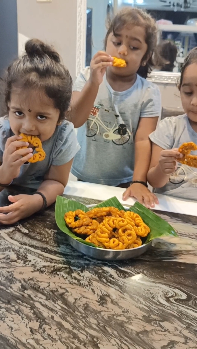 Homemade Jangiri 🤤 Deepavali 🪔 palagaram Ulunthu 300g Corn flour 30g Sugar Syrup  Water 600ml White /brown sugar 400g #jangiri #yazhinicollection #tripletmalaysia #jilebi #fypシ゚viral #deepavali2024 