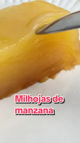 COMPARTE  este MILHOJAS DE MANZANA 🍎  Sólo 3 ingredientes Sabías que tienes listo este pastel  o tarta de manzana en pocos minutos y está INCREÍBLEMENTE delicioso!!!! es un postre milhojas de manzana de mil capas super fácil y muy rico!! 🤩⠀ Toma nota de esta receta rica y GUÁRDALA  porqué será un tesoro en tu recetario. Te va a encantar ya lo verás!!!! Ingredientes (4 p ): 6 manzanas  110 g de azúcar o endulzante 3 cdas de maizena 1 cdta sal  1- Pelamos las manzanas y cortamos muy finas con mandolina o pelador. Mezclamos el azúcar, maizena, sal.  Añadimos una capa de miel o sirope en la base, las manzanas finas y vamos alternando capas con maizena y mezclamos todo. 2- Colocamos en un molde al horno y cocinamos 60ºC a 185ºC. Retiramos, dejamos enfríar y reservar unas horas en el frigorífico y servimos y a ¡disfrutar! ¡Feliz día y gracias por vuestro cariño siempre! ¿Cuánto te gusta la tarta de manzana ?🌟 #milhojasdemanzana #milhojasdemanzanas #pasteldemanzana #manzana #manzanas  #pasteldemanzanas #bakedapple #postremanzana #recetarapida #recetacasera #postresaludable #mapetitebouchee #RecetasSaludables #pastelcasero #postrescaseros #invisibleapplecake #applecake #recetassingluten #tortademanzana #tortademanzanas #RecetasFaciles #applerecipes #recetasdulces #appledessert #recetacasera #postrerico #applerecipes #postrefacil #postreconmanzana 