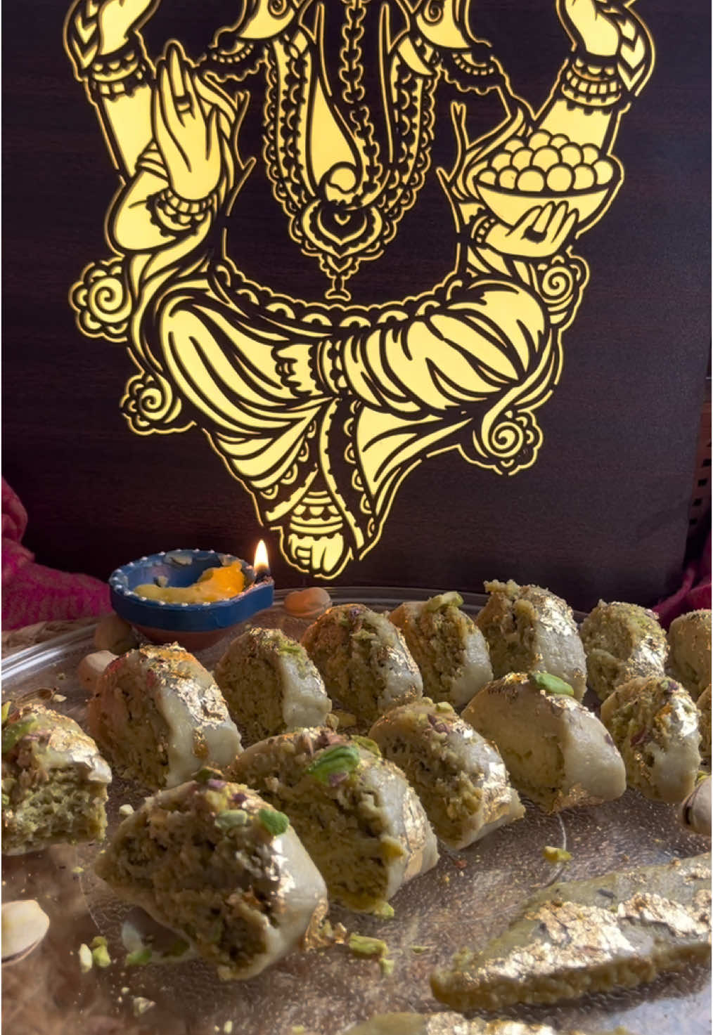 Kaju Pistachio Rolls/ katli 😍😍 Pas bliyer faire zot ti shopping Diwali kot @Winners Mauritius  Ingrédients :  200g cashew nut  200g pistachio  Ghee  1 boite condensed milk  1/2 tasse du lait 1/2 tasse icing sugar  Elaiti  Preparations cashew nut dough : ajoute 2 cuillère montek, ensuite ajoute cashew nut kin bien crazè , 1/2 tasse dulait en poudre , elaiti en poudre , 1/2 tasse icing sugar , melange les tout et ajoute dulait condense tigit par tigit (1/2 boite) tout lor feux doux, continue melange juska li vinn dough bien soft , retire et met dans clim fin laisse repose .  Preparation pistachio: 1 cuillère montek, ensuite ajoute pistachio kin bien crazè , 1/2 tasse du lait en poudre , ene tigit dulait condense, environ 3 cuillere et melange li juska li vinn ene soft dough. Laisse repose pareil  Rolls : Etalle zot cashew nut dough avant ensuite zot pistachio dough, roule li bien et laisse li dans clim fim laisse posè pendant 30 mins dans frizidere , apres sa retire, decoupe et servi 🤗🤗 HAPPY DIWALI ✨✨✨