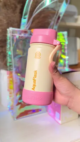 Replying to @Kyna Valenzuela Super easy to use na water bottle for kids! 😍  This has spill-proof design and has flip top lid so that our kids can stay hydrated without the mess 💦   #AquaFlaskFlipSip #KeepItAquaFlask 
