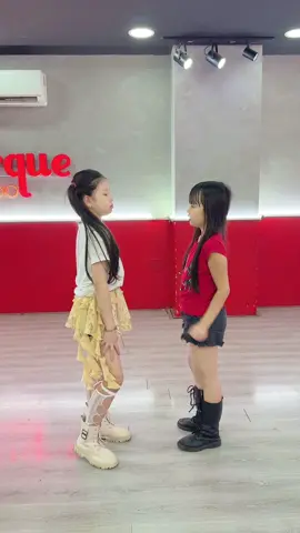 Các bạn chọn Team nào? 😍 APT dance challenge #trending #xuhuong #quanggiahuy #thayhuykiddance #rose #brunomars 