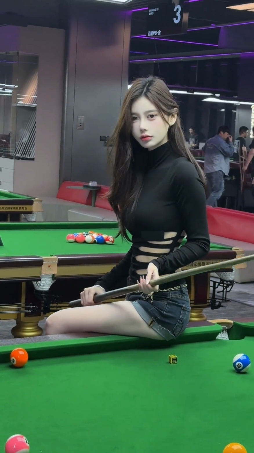 Snooker amateur. Any pro here to teach me? #fyp #foryou #小姐姐 #御姐 #这谁顶得住呀 #上推薦通知我 #纯欲天花板 #这样的身材打几分 #甜妹 #你的女友已上線 #女神 #辣妹 #气质美女 #小妈感 #完美身材 #腰臀比 #大长腿 #桌球 #氛围感 