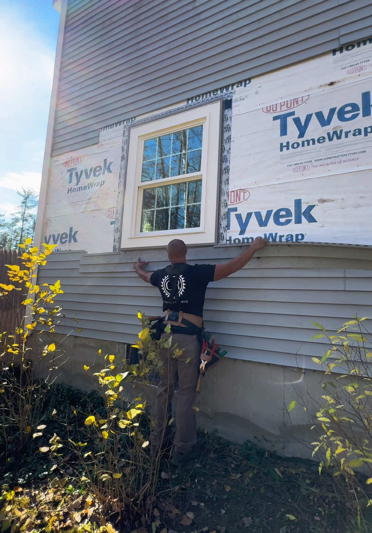 Vinyl reinstall #remodel #construction #homerenovation #woodworking #howto #tools #DIY #carpentry #construction #homeremodeling #hgtv #tooltips #constructiontips #diytools 