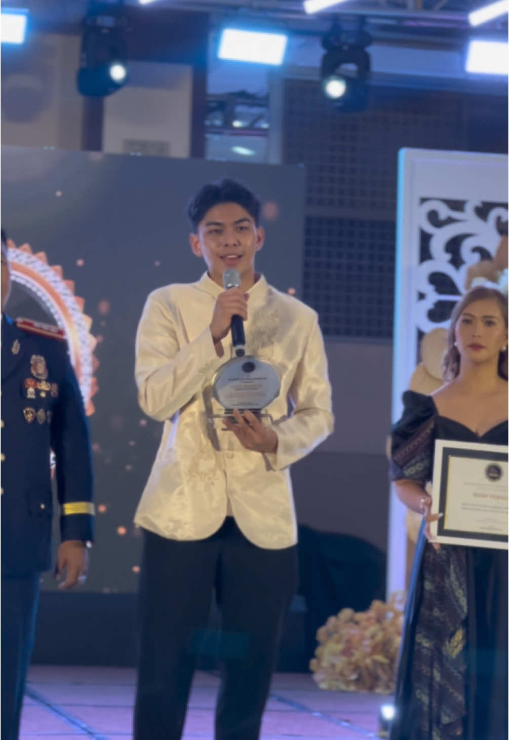 Sparkle Artist Shan Vesagas proudly takes home the 2024 Philippines Choice Award for Breakthrough Artist of the Year 👏🏻👏🏻👏🏻 #ShanVesagas #BuhayHandler 