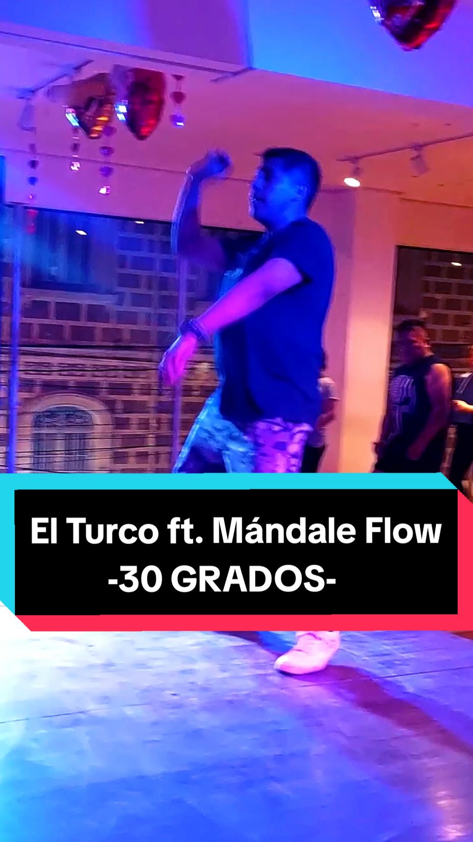 Ahora bailamos en el especial de @Vidal Valda , junto al máster @Kev  con el tema: 30 grados - El Turno ft. Mándale Flow #dance #Fitness #30grados #elturko #reggaeton #funky #flowtime_fitness 