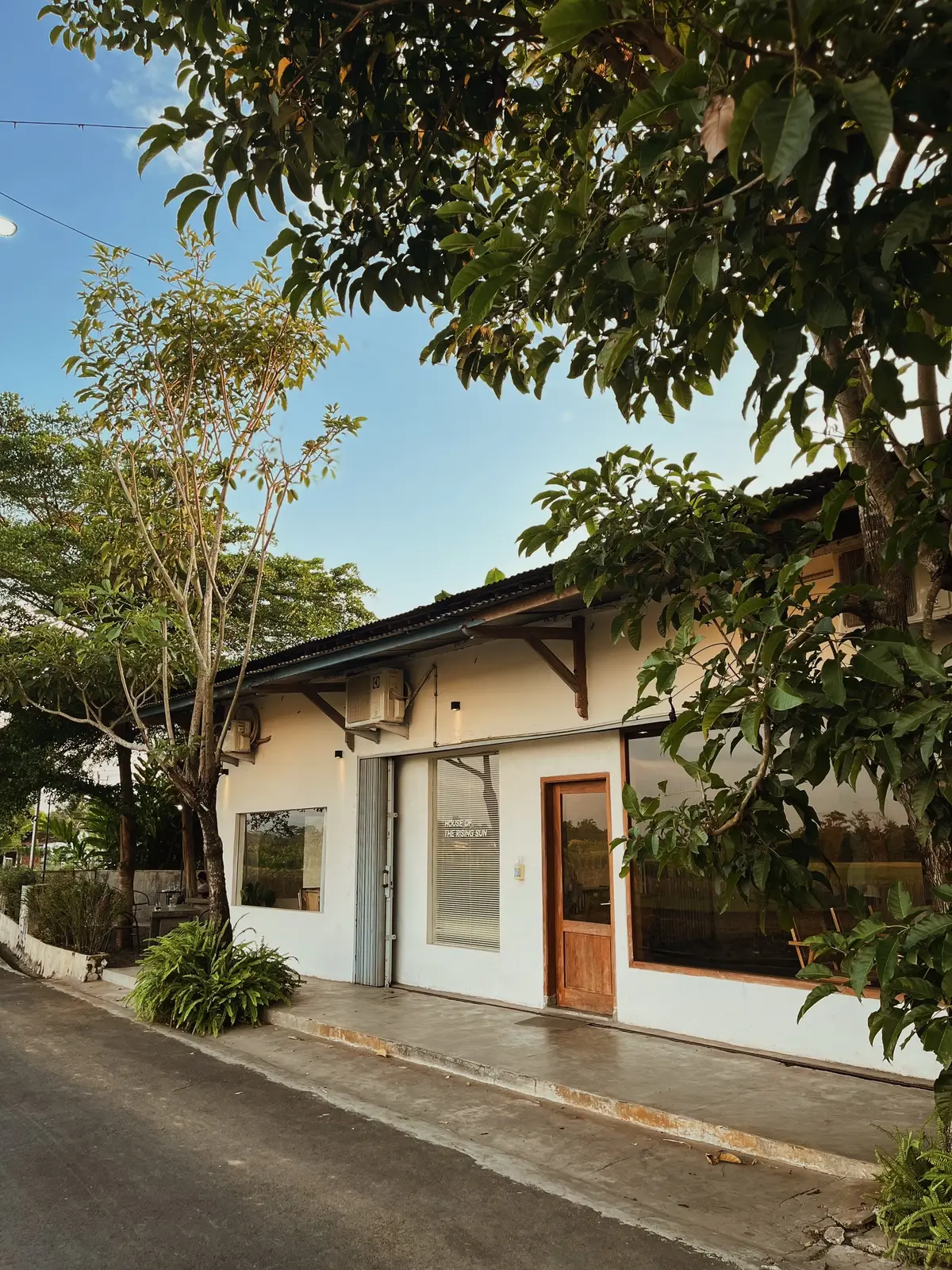 House of the rising sun, salah satu tempat yang menyenangkan untuk bersantai ataupun menugas. Lokasinya ada di Jl. Kenanga, RT.04/RW.06, Dusun II, Sokaraja Wetan, Kec. Sokaraja, Kabupaten Banyumas, Jawa Tengah 53181 @houtrs.cafe  #purwokerto #purwokertoviral #purwokertokeren #purwokerto24jam #cafe #aesthetic #fyp #fypシ #makan #cake #dessert #placetogopurwokerto #kulinerpurwokerto #makananpurwokerto 