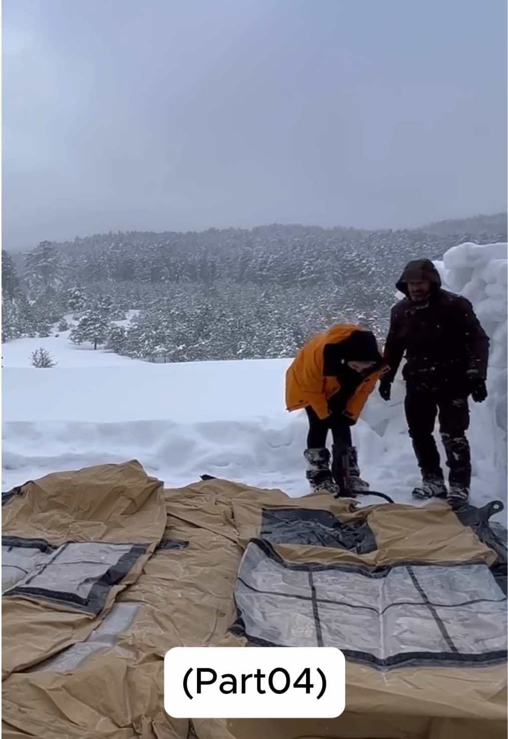 Em meio a uma tempestade de vento no deserto gelado, uma família desfruta do calor e aconchego dentro da tenda. Unidos, enfrentam o clima extremo enquanto vivem momentos inesquecíveis em meio ao gelo. ❄️💨 Original Video: https://www.youtube.com/watch?v=GB7vG-ogJbc&t=944s #foryou #fyp #viral #familiatiktok #acampamento #aventura #campinglife #natureza #explorar #desertodegelo #tiktokbrasil