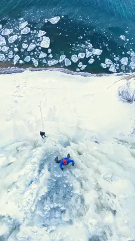 Not sure what i like watching more, the ice climbing or the ice in the lake #iceclimbing #climbing @Aaron Mulkey 