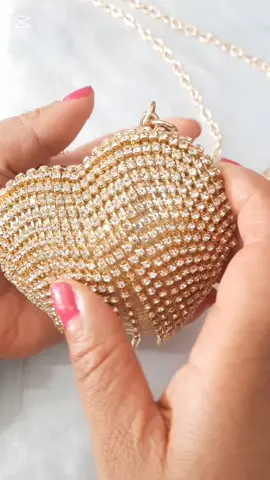 Bolsa Mini Bag de Strass!! O que cabe nestas belezinhas??? Veja no vídeo 😁 As queridinhas do momento e  das festas de fim de ano!!! Mini Bags: R$ 85 cada whatsapp 11-99388-3580 www.todalindabijoux.com.br Rua Professor  Oscar Barreto Filho, 152, Pq América #todalindabijoux  #minibag #minibolsa #bolsamini #bolsapequena #minibagstrass #bolsadefesta #bolsablogueiras 