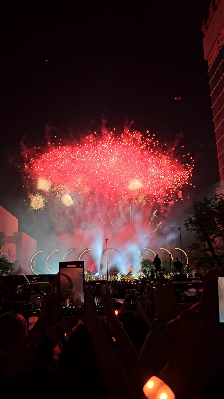 พลุเปิด One Bangkok 🎇🎆 #lorenallred #calumscott #PP #ppkritt #onebangkok #Bangkok #Thailand #concert #show #singer #song #Travel #fireworks #พลุ #เที่ยว #เพลง #เพลงสากล #คอนเสิร์ต #กรุงเทพ #กรุงเทพมหานคร #ประเทศไทย #วันแบงค็อก #พีซี #พีพีกฤษฏ์ 