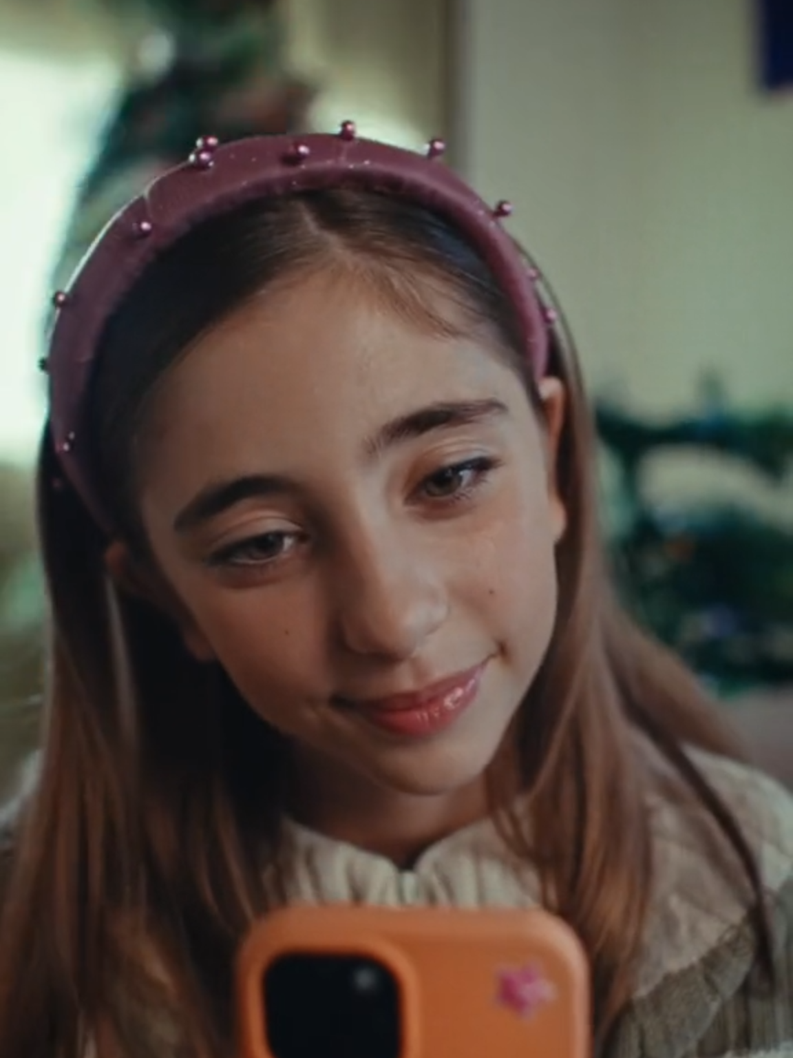 EL VIDEO QUE SE VOLVIÓ VIRAL POR MOSTRAR LA ADICCIÓN A LAS PANTALLAS Hace unas semanas, la marca de ropa y artículos deportivos Siroko, lanzó una publicidad sobre el uso de celulares en los más chicos, que dejó a muchos reflexionando sobre los riesgos que traen aparejados. Se trata de un video en el que se puede ver cómo se deteriora la salud mental de una preadolescente luego de recibir un celular de regalo: “El 50% de los adolescentes que pasan más de 5 horas frente a los dispositivos pueden manifestar depresión”, afirma la neuropsicóloga Carina Castro Fumero, quien trata el tema con frecuencia en sus redes.  ¿Querés saber más sobre esta problemática? No dejes de visitar nuestra guía: www.lanacion.com/chicosypantallas  Por Fundación LANACION