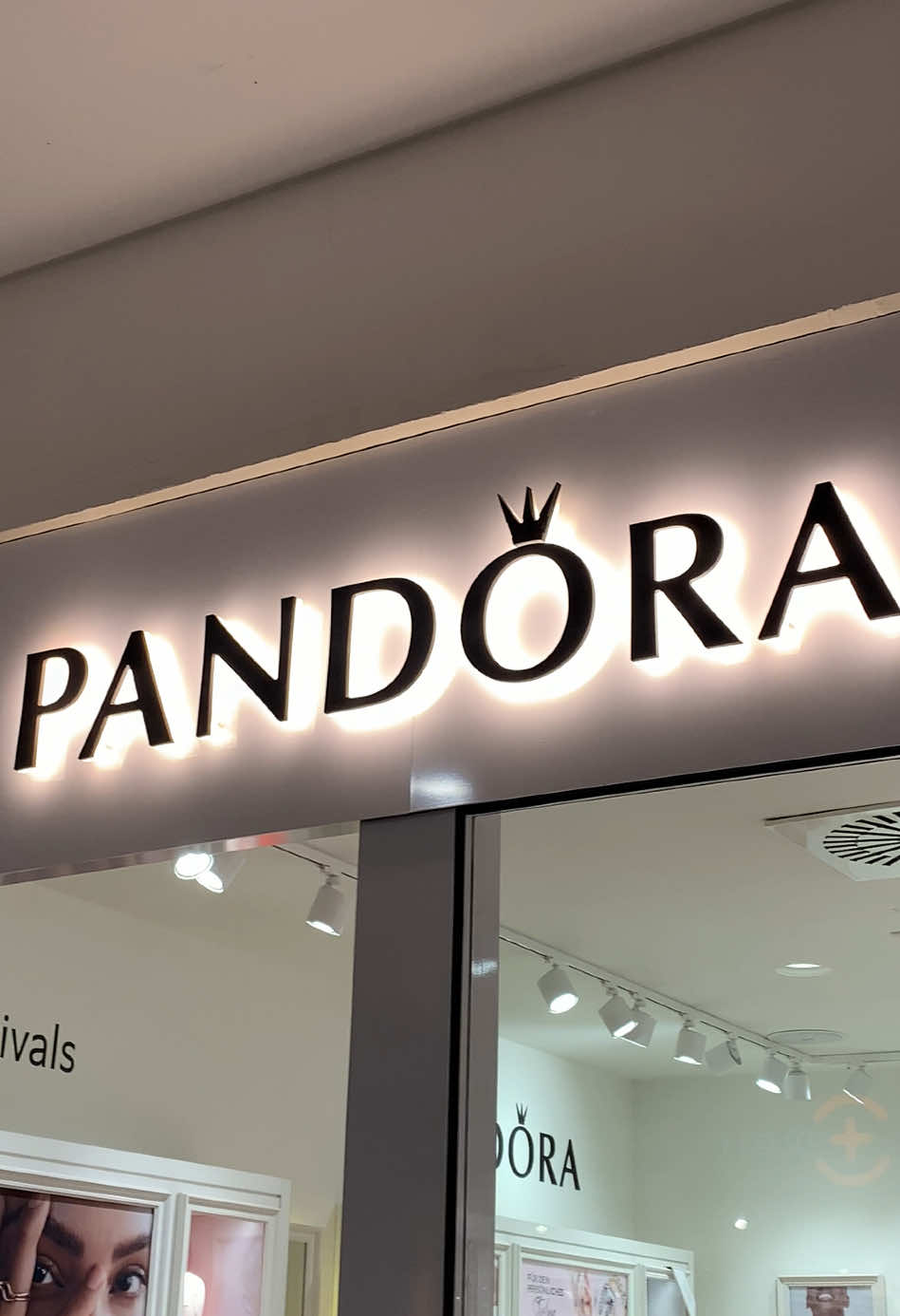 my favorite little store🤍 #pandora #pandorajewelry 