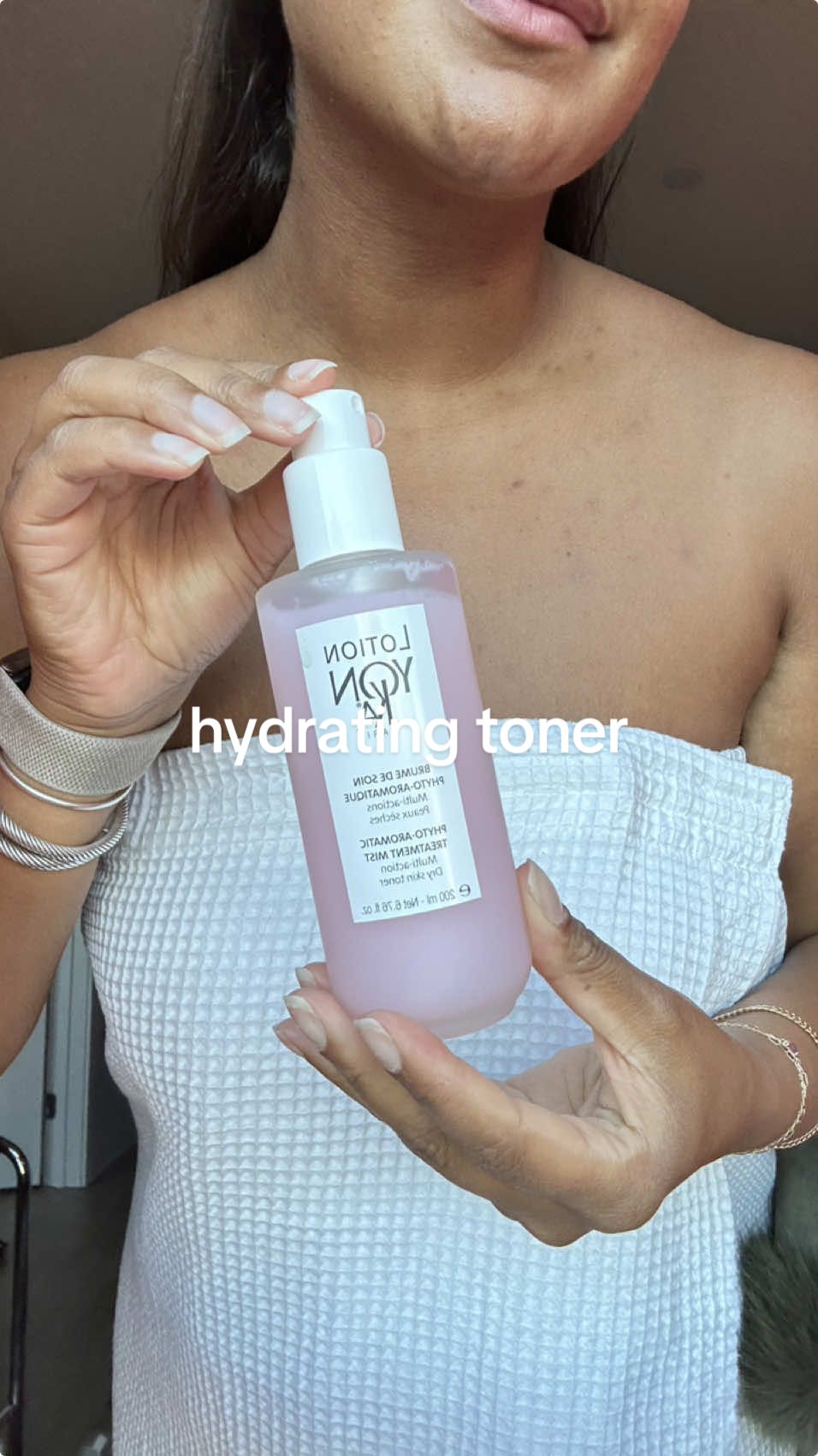 this toner is SO good and if I dont find something to put it in before this flight I am going to be frustrated. #hydration #skinhydration #skincare #seasonchange 