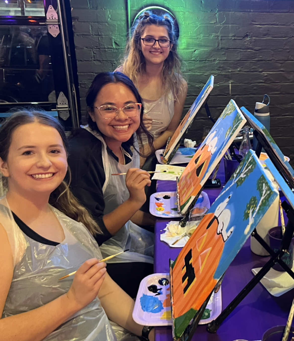 🎃🍻 Last night’s #PaintAndSip at BrewDog was all treats, no tricks! We had a blast bringing Snoopy and the Great Pumpkin to life—good times, great vibes, and plenty of 🍺 & 🍔 to fuel our creativity! Who’s joining us next? 🎨✨  #CincyEvents #BrewDogCincinnati #ThePaintSesh #CincyNightOut #CincinnatiFun