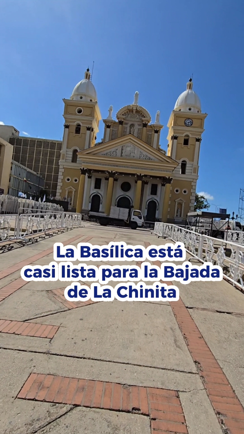 La instalación de la tarima del presbiterio, el pulimento del piso del pórtico, la colocación del sonido de la gran tarima gaitera y otros detalles se ultiman a estas horas. Mientras que en el interior del lateral izquierdo, la réplica de la Dama del Saladillo recibe a los visitantes y a quienes estarán en la misa de las 5:00 p.m. #Maracaibo #Basílica #virgendechiquinquira #Fe #Maracaibo #Zulia #Venezuela 