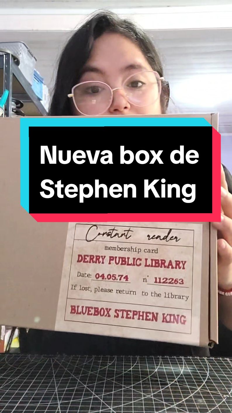 Nueva box de Stephen King, viene a complementar nuestra box anterior, con nuevos personajes y nuevos libros en marcapaginas y poster.  Además incluye  un check list de portadas con 84 de las novelas publicas hasta ahora (no incluye publicaciones en digital, audiolibros, comic) y 6 espacios en blanco para algunos que no esté o para futuras novelas, que sabemos que pasará. otro check list de adaptaciones ¿las has visto todas?  #mesdelterror #stephenking #halloween #BookTok 