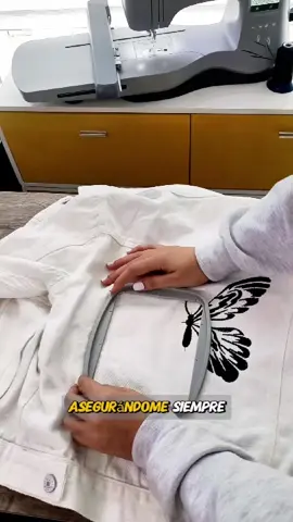 ¿Bordados Grandes con Bastidor Pequeño?😨 ¡Claro que es posible!😎 En este ejemplo usé un bastidor de 10x10 cm y logré hacer una mariposa de 21 cm de ancho por 19 cm de alto en la espalda de una chaqueta de jeans. 🦋 🔥 Como te muestro en el video, la digitalización es clave para esta técnica: Es ideal dividir el diseño en partes, usar marcas o guías para calzar cada sección a la perfección y aprovechar las guías de tu bastidor o la retícula para alinearlo de una manera más fácil. ☝🏻 Punto importante: Para lograr resultados como estos, es esencial conocer muy bien tu máquina de bordar y cómo montar el bastidor de manera correcta. Justo para esto tengo un curso de iniciación al bordado ideal para ti; en el link de mi perfil puedes encontrar más info.✨ 💡 Dato extra: Esta técnica no es solo para bastidores pequeños; también funciona si quieres hacer bordados mucho más grandes que el tamaño de tus bastidores o las áreas de bordado de tu máquina de bordar. 👩🏻‍🏫 Este diseño es de nivel sencillo, pero igual se ve increíble, ¿verdad? ¿Te gustaría ver esta técnica en otro tipo de diseño? ¡Déjamelo en los comentarios! 👇✨ #emaneirodesigns #digitalembroidery #bordadodigitalizado #cursodewilcom #cursodebordadodigital #embroiderymachine #maquinadebordar #bordadora #singerembroiderymachine #janomeembroiderymachine #brotherembroiderymachine #cursosonline  