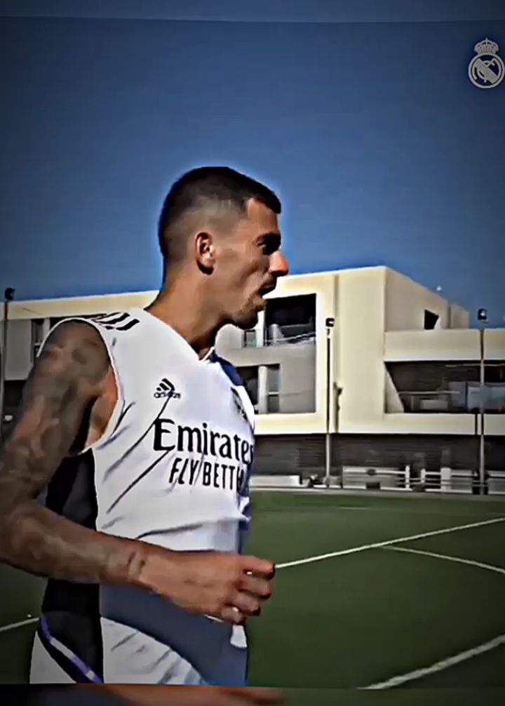 Lihat siapa yang kembali 🫢👀 #foryou #fyp #jjkece #jj #losblancos #halamadrid🤍👑 #realmadrid #halamadrid #realmadridfc #icon #football #footballtiktok #footballedit #nttpride🏝🔥 #tonikroos #kroos 