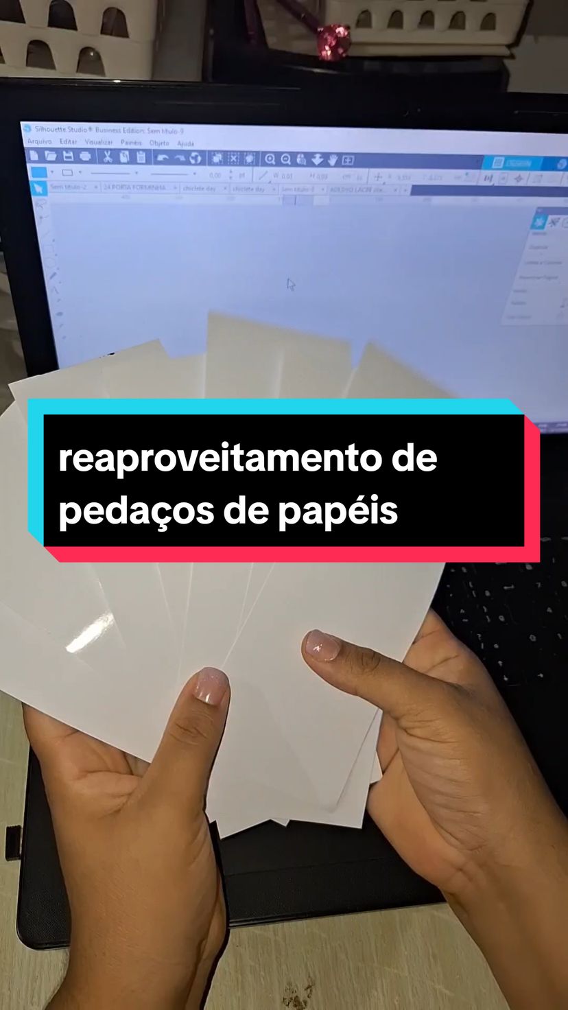 E por aí você joga fora ou tenta aproveitar cada pedacinho? me conta o que vc faria com esses pedaços de sobra de papel adesivo 👇👇👇👇👇👇 #papelariapersonalizada #itaguai #rj #silhohettecameo #adesivospersonalizados #papeleria 