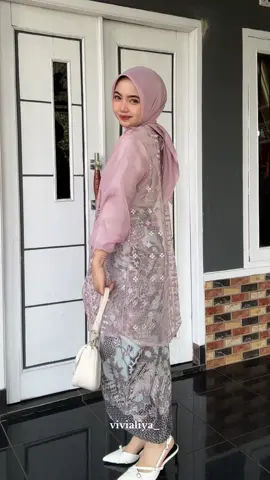 semangat kondangan kalo outfitnya lucu😭💓🫶🏻 #brokat #outerbrukat #outerbrukatsilang #ootdkondangan #ootdwisuda #outfitkondangan #rokbatik #ootdhijab 