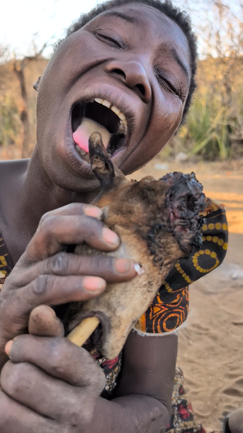 Wow 😲😋‼️ See How hadzabe women Enjoying her lunch today 😋#africatribes #hadzabetribe #tiktok #USA #villagelife 