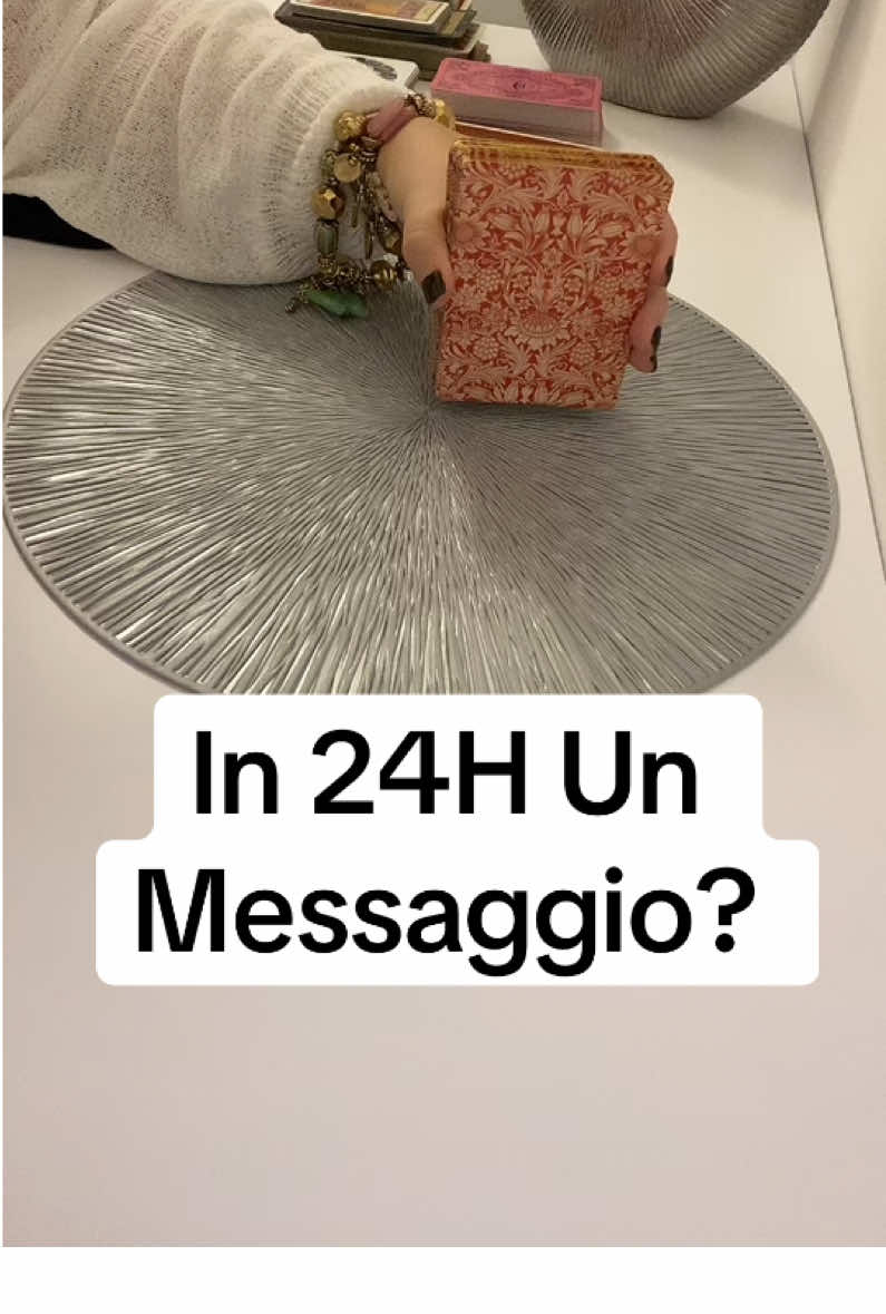 In 24H Un Messaggio? #tiktokitalia #cartomante #cartomanzia #tarocchi #sibille #cartomanzialive #tarocchiamore #sibilleperte #cartomantebeatrice #amore #livefest2024 #LIVEhighlights #tiktokitaly #tiktokitalia #LIVE #perte #manifestare #interagire #tarocchiinterattivi #contest 