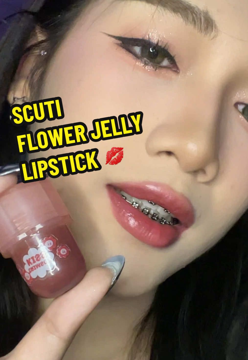 รีวิวSCUTI FLOWER JELLY LIPSTICK ในคลิปสีCRIMSON KISSนะคะ สวยปากฉ่ำราคาน่ารักต้องตำแล้วนะ!! #mocaxscuti #mocakoc #SCUTI #flowerjellylipstick #รีวิวบิวตี้ #รีวิวscutiflowerjellylipstick 