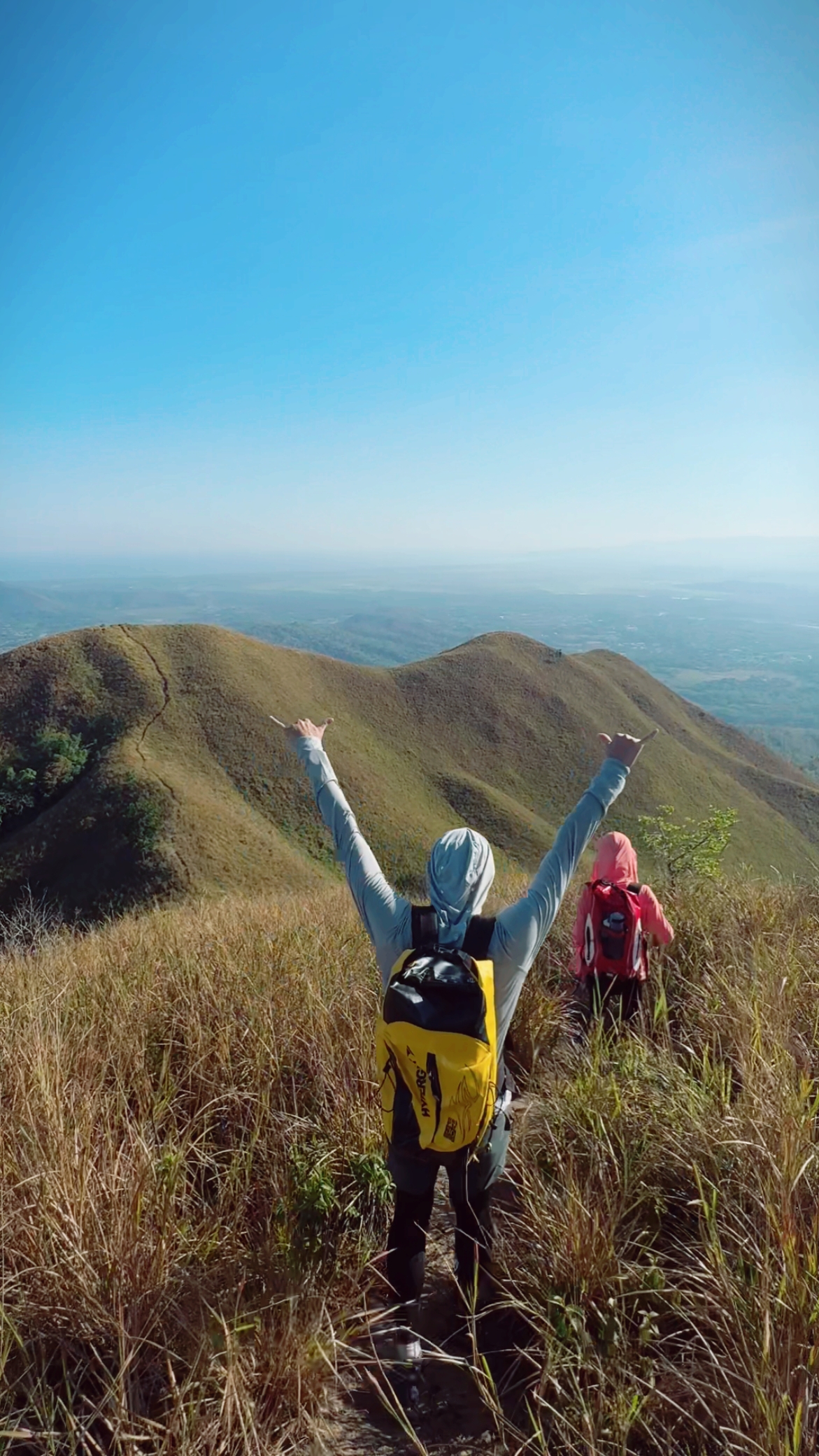 Hiking Bongol Hill. You can see Mt Kinabalu, Mt Tambuyukon, Mantanani Island & also Sangkir Paddy Fields from here. Pro tip: 1. Start hike at 4.30am 2. Bring an umbrella 3. Bring a hiking stick 🌏📍Bongol Hill, Kota Belud, Sabah, Malaysia 📽 @hasifn . . . #sabahtourism #neverstopexploring #exploresabah #wonderful_places #wildernessculture #kkcity #borneo #Hiking #fyp #malaysiatrulyasia #alpine #malaysia #nature #earthpix #outdooradventures #awesome_shots #Mountkinabalu #ic_adventures #sabah #beautifulsabah #discoverearth #aroundtheworldpix #ourplanetdaily #beautifuldestinations #hiking #kotabelud