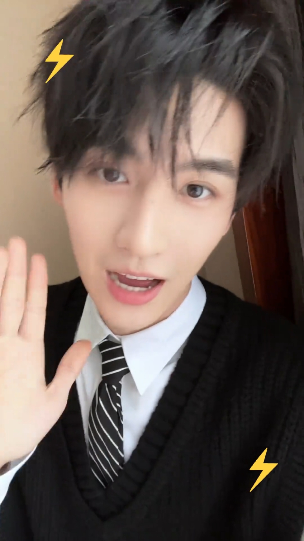 20241026 HuangJunJie Douyin Update 💛 อิอิ 😜 #APT #ฤดูใบไม้ร่วงในคอลเลกชันของผม  #Huangjunjie #หวงจวิ้นเจี๋ย #黄俊捷 #黄俊捷H