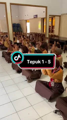 Tepuk 1 sampai 5. Selain untuk kekompakan juga bisa membuat fokus peserta didik menjadi lebih maksimal. #gurusd #gurumuda #gurukreatif #gurukontenkreator #pramuka #icebreaking #tepuk #trendsekolah 