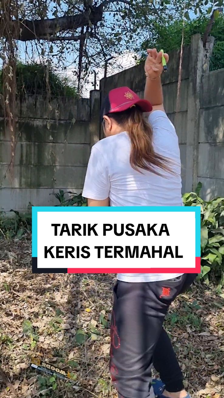 Penarikan Pusaka Kerisa Termahal di Lokasi Pohon Tarik Keramat siang hari.... Jangan Baper, sebab ini sebatas Konten dan Edukasi untuk kalian ! #fyp #kisambungroso #penarikanpusaka #viral #trending #fypシ #foryoupage #paranormal #spiritual #spirituality #paranormaltiktok #spiritualtiktok #longervideos #rawatanislam #dukun #hiburan 