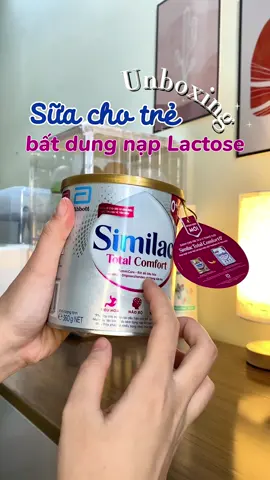 Sau 1 thời gian thấy con có vấn đề bất thường về tiêu hoá nên tui đã đổi sang sữa Similac Total Comfort này cho con, vì con đang dùng Similac 5G nên tui đổi sang sữa cùng hãng cho con dễ thích nghi. Bên cạnh đó, tui vẫn cho con uống sữa mẹ nhưng bỏ sữa đầu và cho con đi khám thì BS cũng kết luận con bị bất dung nạp Lactose và cần theo dõi thêm nên vẫn cho con tiếp tục dùng sữa này. Trộm vía mấy hôm gần đây tiêu hoá của con đã được cải thiện. Thật ra không nhất thiết phải bị bất dung nạp Lactose mới dùng được sữa này đâu mấy bà, nếu con có bất thường về tiêu hoá như táo bón, tiêu chảy, đầy hơi... thì mẹ vẫn có thể cho con dùng và quan sát xem tình trạng của con có cải thiện không? Khi nào con hết hẵn các biểu hiện trên thì mẹ quay dần về sữa thường cho con là được #mevabe #embe #mebimsua #baby #babytiktok #embehaycuoi #batdungnaplactose #similac #similactotalcomfort 